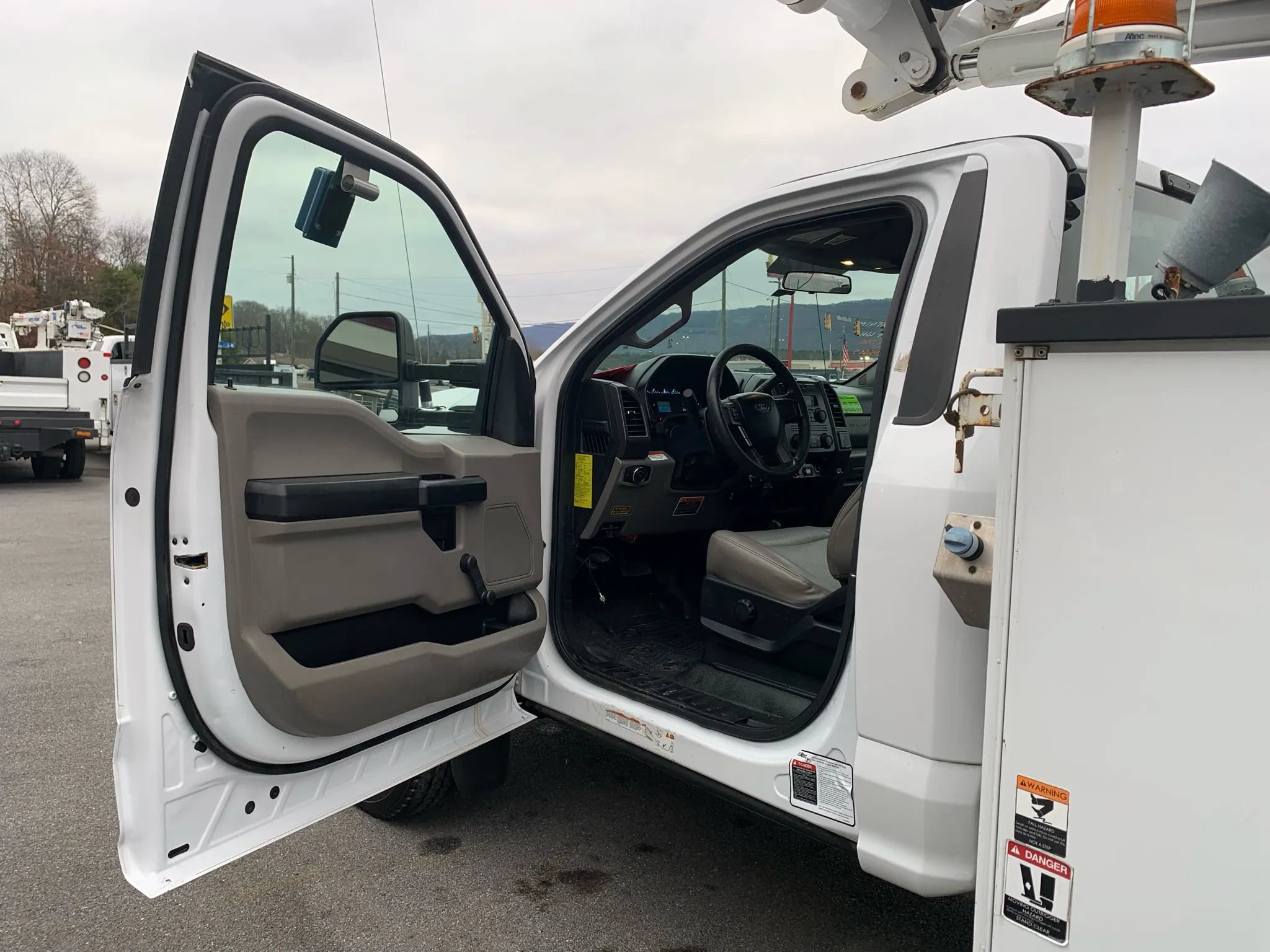 Used 2017 Ford F550 4x4 Regular Cab Super Duty image 7