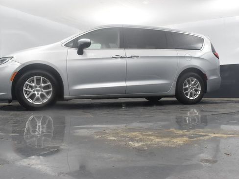 Used 2023 Chrysler Pacifica Touring-L FWD image 47