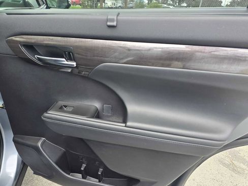 Used 2022 Toyota Highlander Platinum image 13