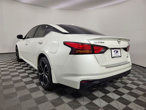 Used 2023 Nissan Altima 2.5 SR w/ SR Premium Package image 3