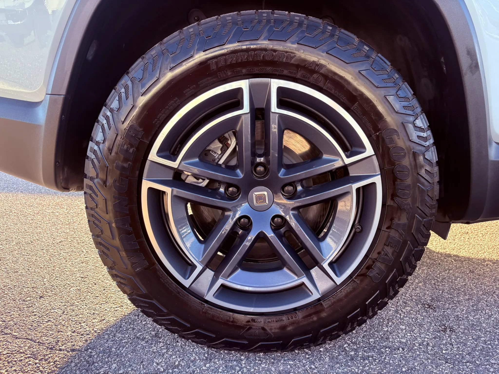 Used 2025 Rivian R1S Adventure Dual AWD/4WD image 35