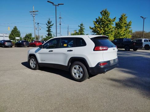 Used 2015 Jeep Cherokee Sport image 3
