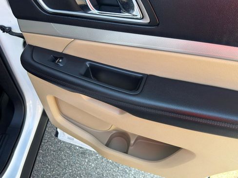 Used 2016 Ford Explorer XLT image 37