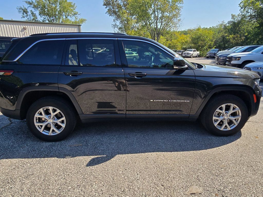 Used 2023 Jeep Grand Cherokee Limited w/ Luxury Tech Group II AWD/4WD image 9