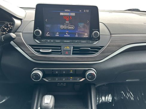 Used 2025 Nissan Altima 2.5 SV FWD image 12