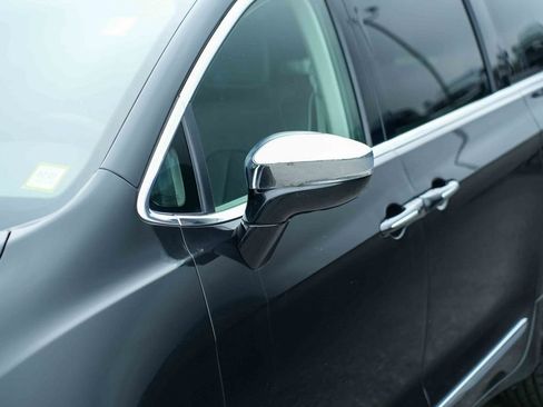 Used 2023 Chrysler Pacifica Limited AWD/4WD image 10
