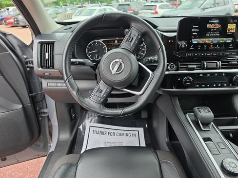 Used 2024 Nissan Pathfinder SL AWD/4WD image 13