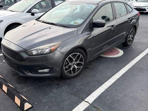 Used 2018 Ford Focus SE w/ SE Appearance Package FWD image 1