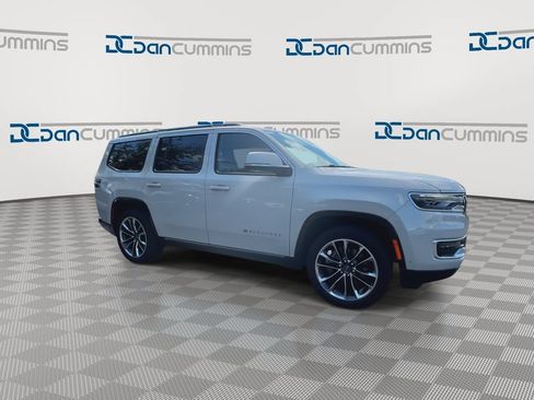 Used 2022 Jeep Wagoneer Series III w/ Premium Group I AWD/4WD image 2