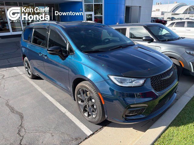 Used 2025 Chrysler Pacifica Limited AWD/4WD image 1