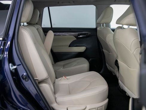 Used 2024 Toyota Highlander Limited AWD/4WD image 12