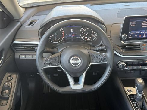 Used 2025 Nissan Altima 2.5 SV FWD image 23