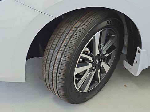 New 2025 Nissan Versa SV image 30