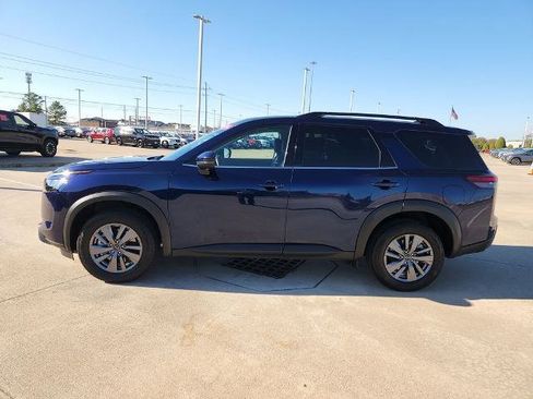 Certified 2025 Nissan Pathfinder SV image 8