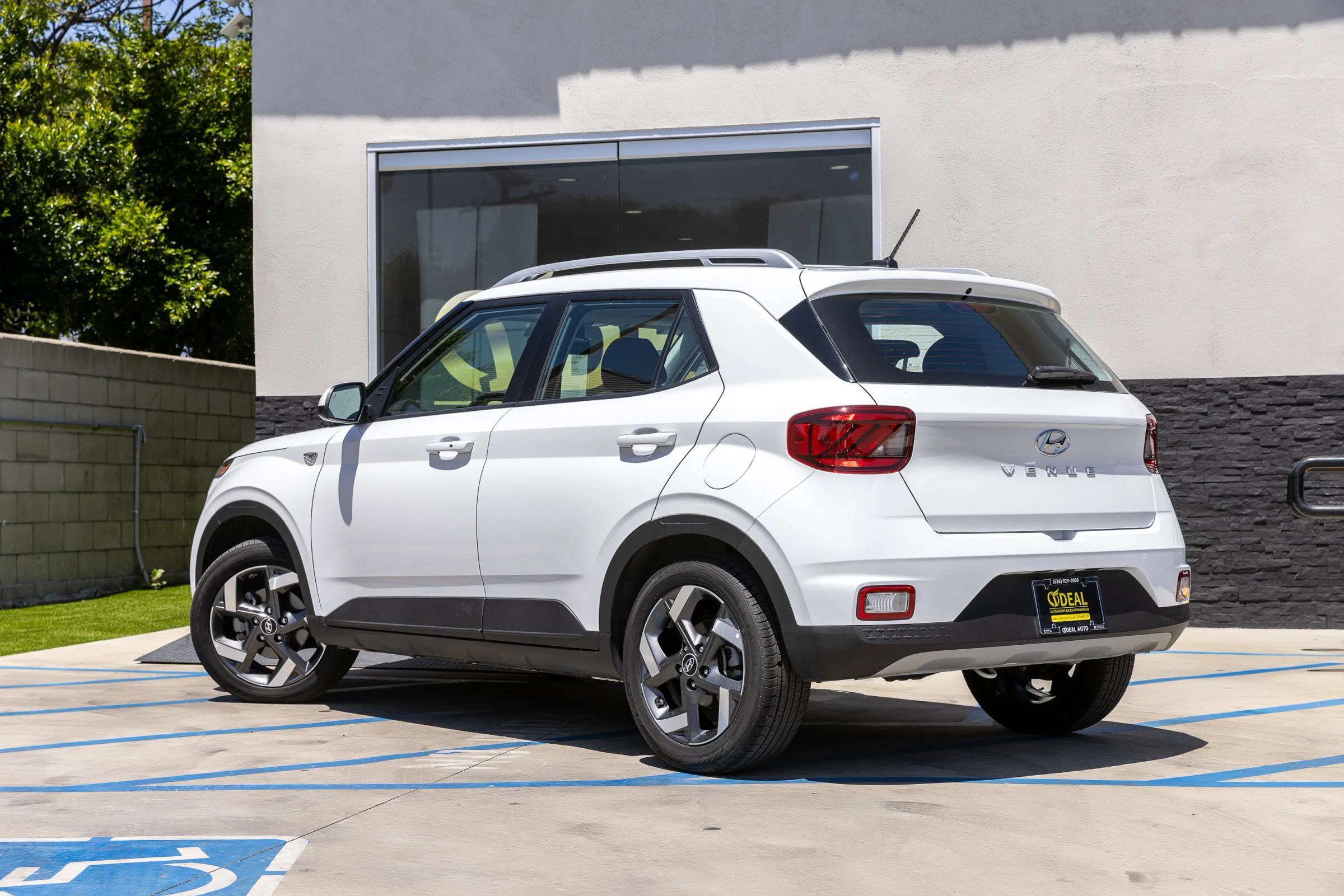 Used 2025 Hyundai Venue SEL FWD image 11