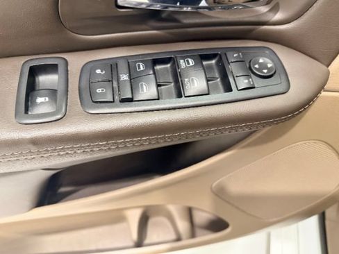 Used 2016 Chrysler Town & Country Touring FWD image 16