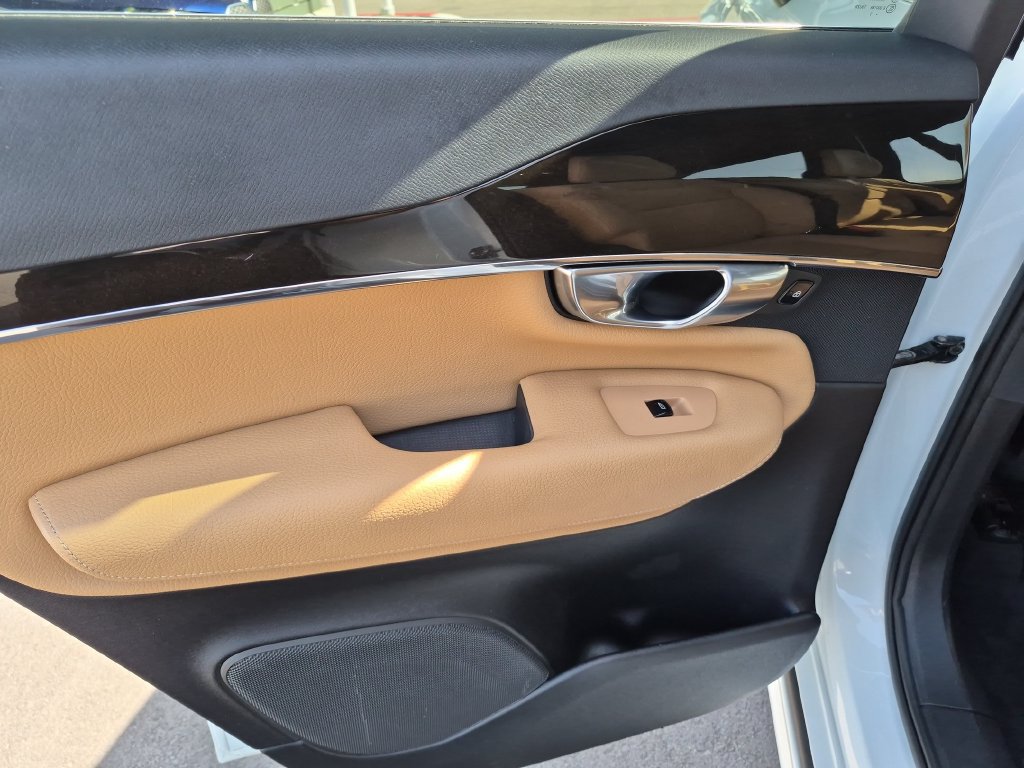 Used 2018 Volvo XC90 T6 Momentum w/ Convenience Package AWD/4WD image 16