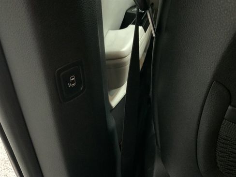 Used 2022 Kia Carnival EX image 15