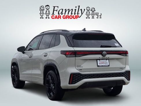 Used 2025 Volkswagen Tiguan SE R-Line AWD/4WD image 3