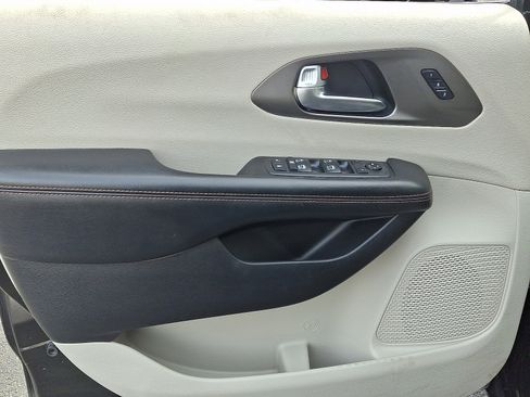 Used 2020 Chrysler Pacifica Touring-L Plus image 12