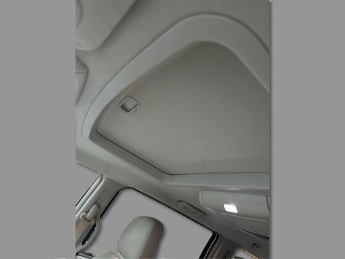 Used 2015 Chrysler Town & Country Limited Platinum FWD image 20
