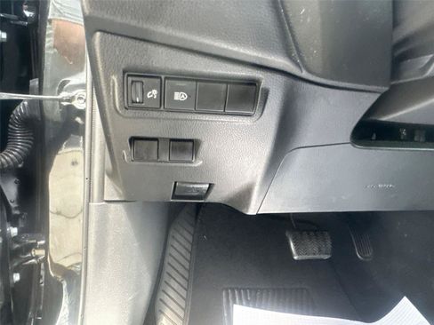 Used 2025 Toyota Corolla Cross XLE FWD image 21