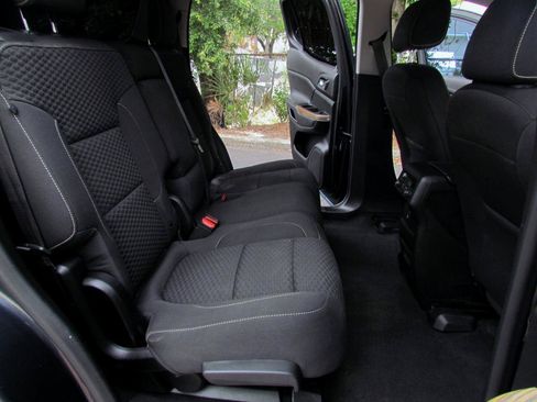 Used 2019 GMC Acadia SLE FWD image 21