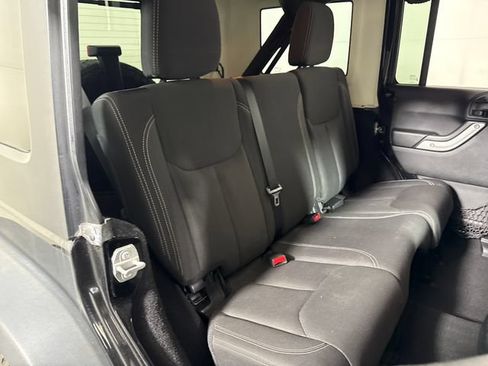 Used 2016 Jeep Wrangler Unlimited Rubicon w/ Connectivity Group AWD/4WD image 15