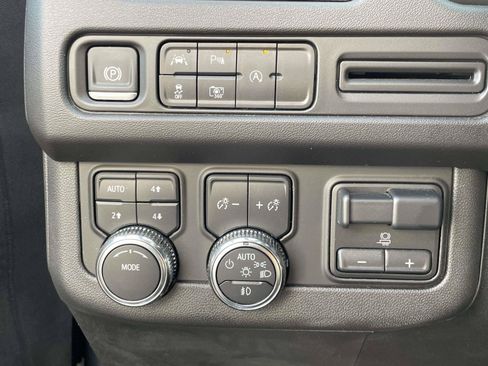 Certified 2024 GMC Yukon XL SLT w/ SLT Luxury Package AWD/4WD image 30