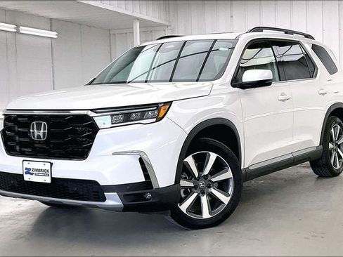 Certified 2025 Honda Pilot Touring image 2