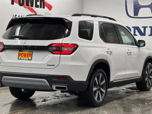 New 2025 Honda Pilot Touring image 3