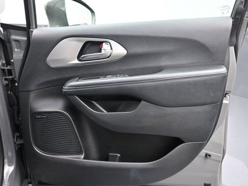 Used 2022 Chrysler Pacifica Limited w/ Uconnect Theater Family Group image 20