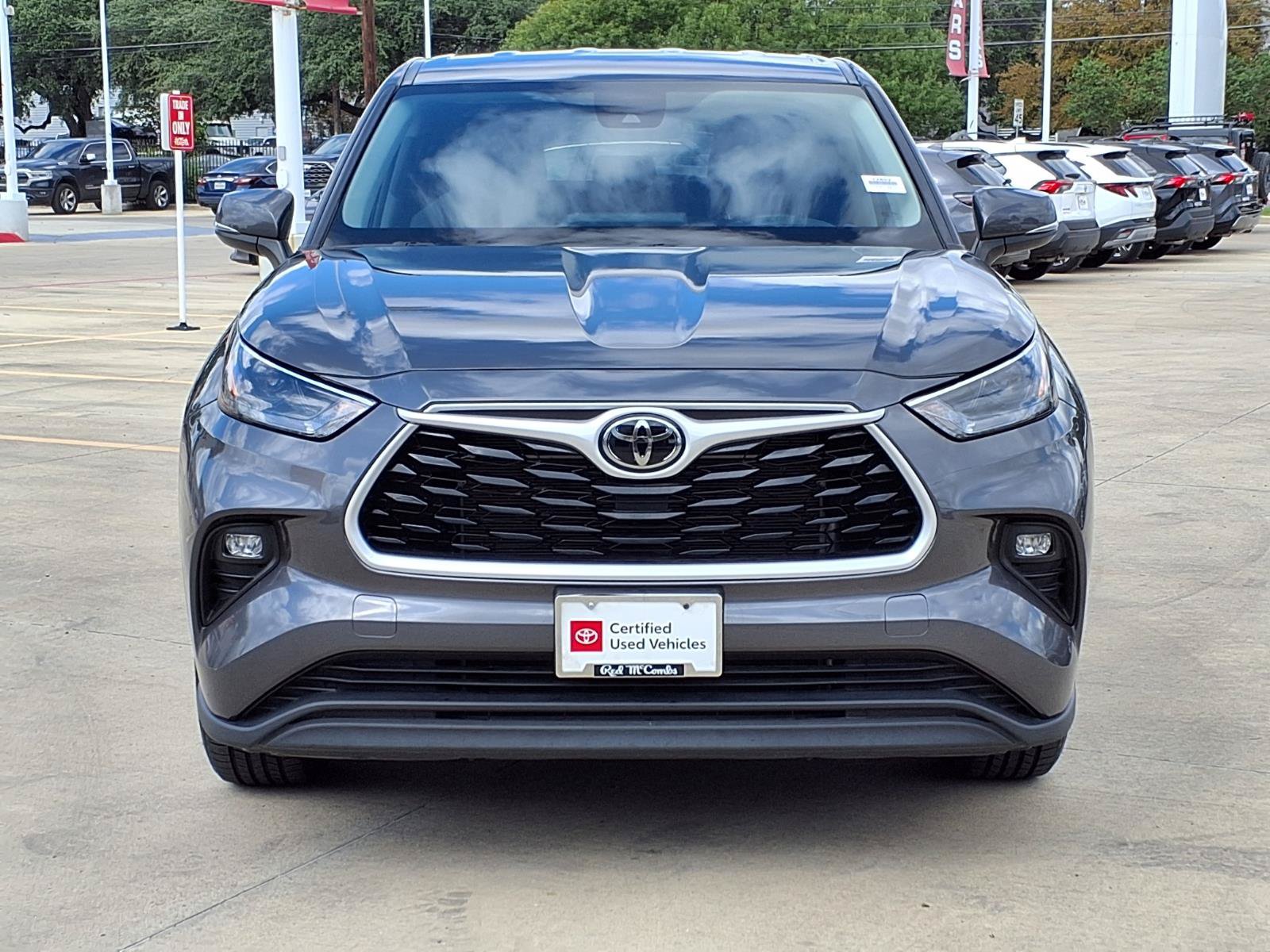 Used 2025 Toyota Highlander LE FWD image 2