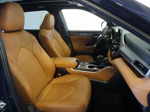 Used 2024 Toyota Highlander Platinum image 28