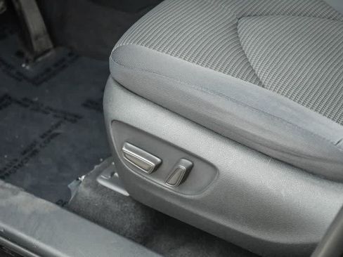Used 2020 Toyota Highlander LE FWD image 26