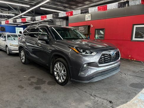 Used 2024 Toyota Highlander Limited AWD/4WD image 4