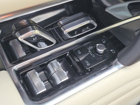 New 2025 Land Rover Range Rover SE image 32