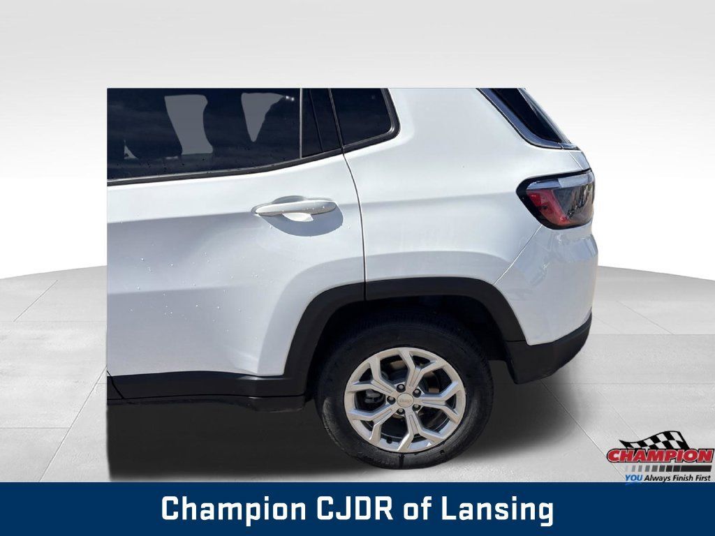 Used 2024 Jeep Compass Latitude AWD/4WD image 32