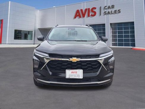 Used 2025 Chevrolet Trax LT w/ LT Convenience Package FWD image 2