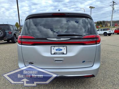Used 2024 Chrysler Pacifica Select