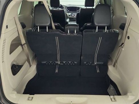 Used 2023 Chrysler Pacifica Touring-L FWD image 34