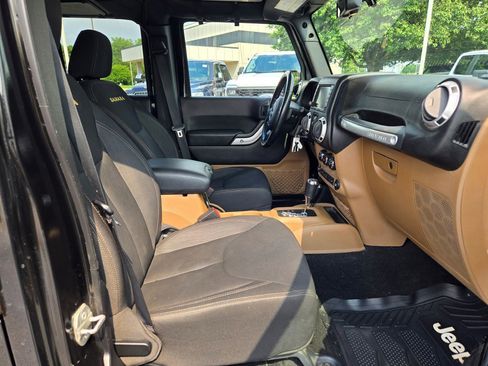 Used 2015 Jeep Wrangler Unlimited Sahara w/ Connectivity Group image 5