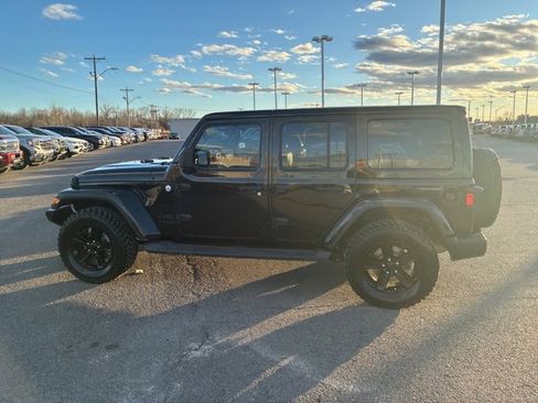 Used 2019 Jeep Wrangler Unlimited Sahara image 2