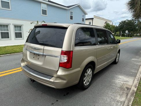 Used 2013 Chrysler Town & Country Touring FWD image 5