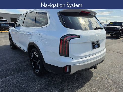 Used 2024 Kia Telluride EX w/ EX Captain's Chair Package FWD image 2
