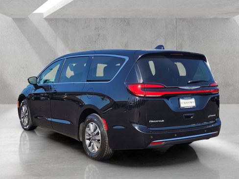 Used 2024 Chrysler Pacifica Limited FWD image 7