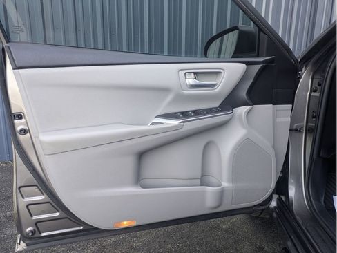 Used 2017 Toyota Camry SE image 12