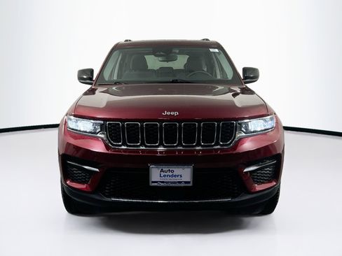 Used 2023 Jeep Grand Cherokee Laredo image 2
