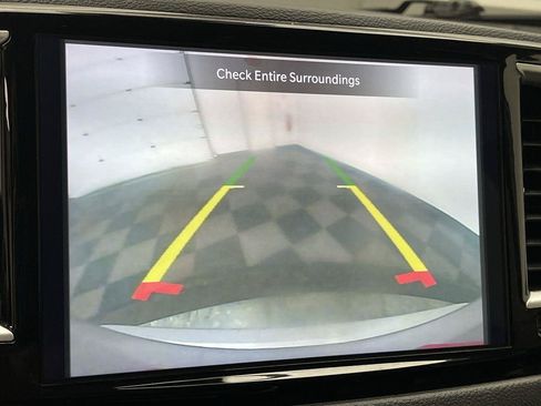 Used 2024 Chrysler Pacifica Touring-L FWD image 5