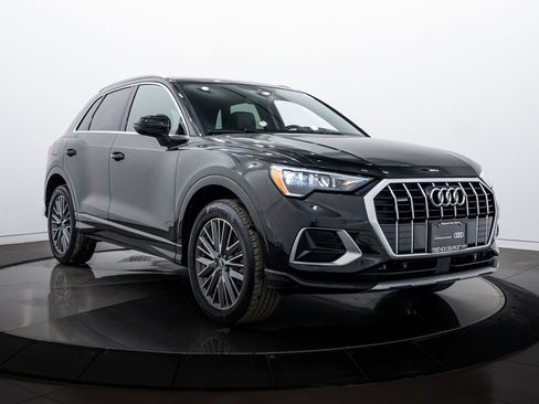 Certified 2022 Audi Q3 2.0T Premium w/ Convenience Package image 2